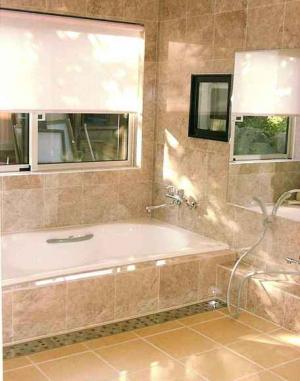 大理石張りの内風呂（サウナ付）