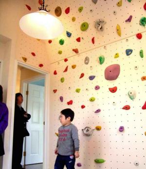 部屋の壁はクライミング練習場！