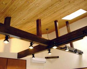 古木風梁と天然木勾配天井