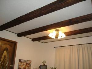 味わいある 『古木風の化粧梁』 と 豪華な 『天然木ステンドガラスドア』