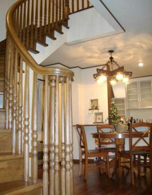 使いこむ程に味わいの増す『天然木カーブ階段』