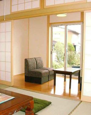 庭を眺めながらのんびりくつろげる、旅館風の和室。