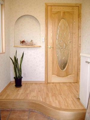 玄関は白木でおしゃれに仕上げました。