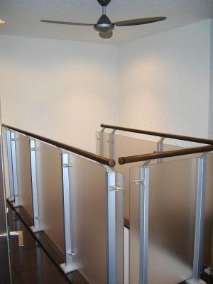 手摺はシックなアルミ＆パネル