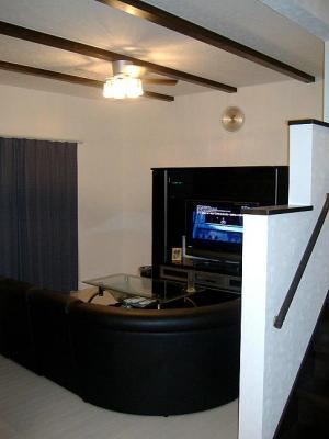 ガラス棚を随所に設置