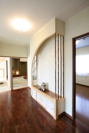 アカシヤ床板と玄関正面の飾り間