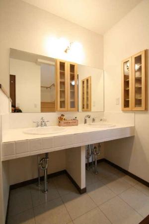 清潔感あるオリジナル２連洗面化粧台