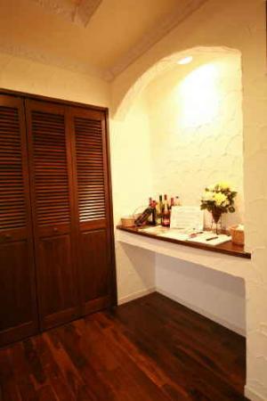 玄関には大きめの飾り棚