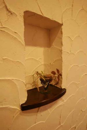 随所に様々な飾り棚を設けました