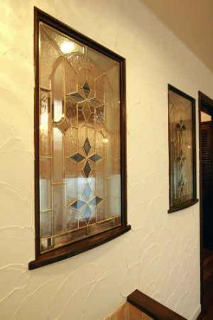 輸入ステンドグラスを随所に埋込みました