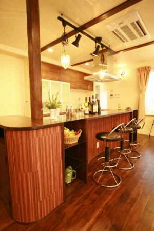 キッチン対面側はバーカウンター風に