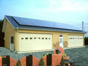 お隣に太陽光発電（8K）搭載の
大型ガレージも建築しました