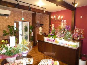 施主様の友人知人から届いたお祝いの花々で店内がいっぱいに！