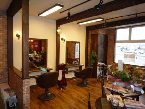 アンティーク調の化粧梁とシャンデリアが店内を惹き立てます。