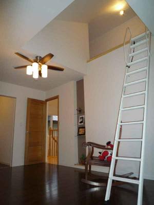 寝室天井の小さなロフトと、、