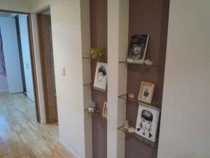 廊下・各部屋あちらこちらに飾りガラス棚をつくりました