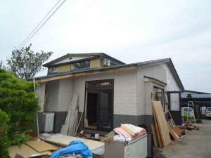 工事中…旧玄関位置がトイレや洗面所に。新玄関や縁側は増築。