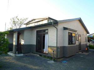 外部は外壁・屋根・サッシ等、内部も８割がた改装して完成！