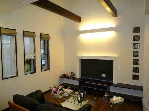 落ち着いた色彩のリビング上部は開放感のある吹抜け