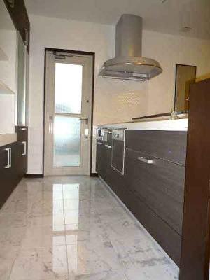 キッチン床には天然大理石を使用