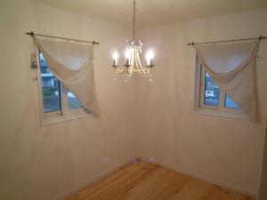 子供部屋には奥さま手づくりのカフェカーテン