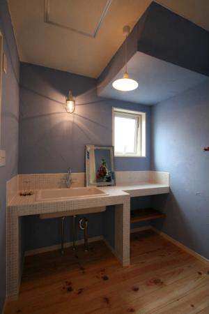 マリンブルーの塗り壁とハンドメイド洗面化粧台