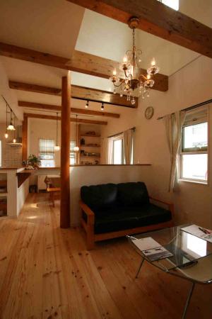 リビング吹抜＆梁＆丸太？