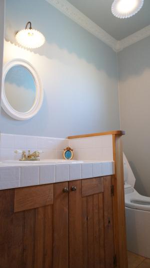 水色の壁と白いタイルの
組み合わせが爽やかな
お手洗い