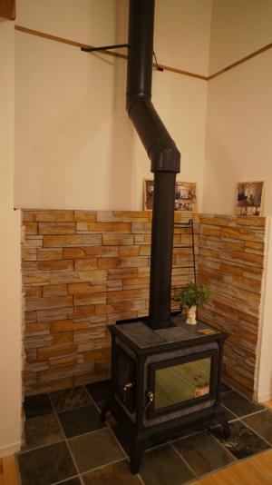 暖炉周りも温かみのある
タイルも素敵