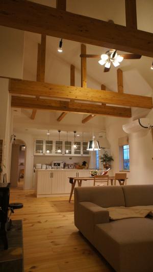 勾配天井で開放感ある空間に
梁が素敵なリビング