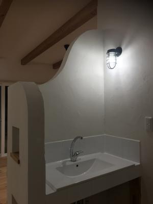 マリンランプとタイル
そして塗り壁の組み合わせが
爽やかな造作洗面に。
壁の形にニュアンスを持たせ
さらにおしゃれ！